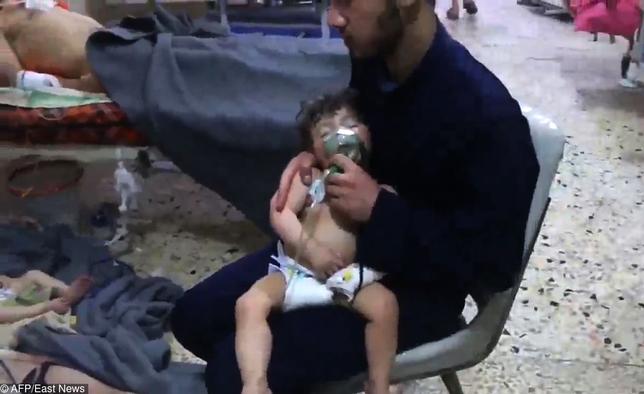 Syryjczyk walczy o życie dziecka otrutego bronią chemiczną (AFP PHOTO / HO / SYRIA CIVIL DEFENCE)