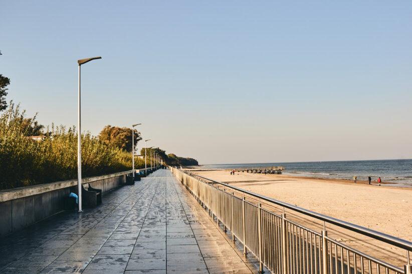 Apartamenty Sarbinowo – promenada nadmorska przy plaży w Sarbinowie